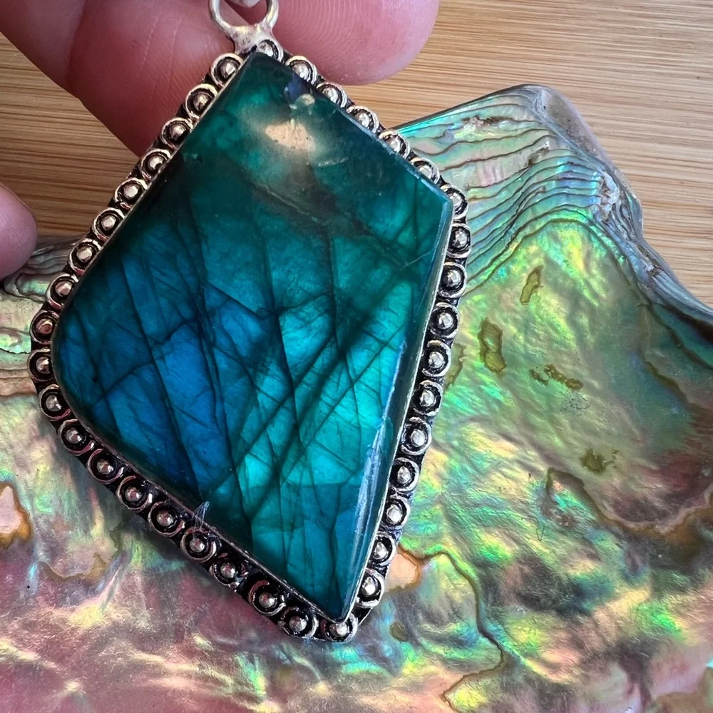 Green Labradorite Silver Pendant - Picture 4 of 9